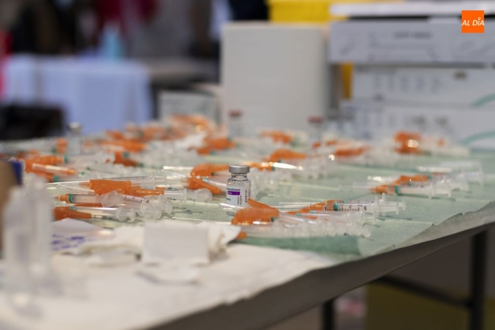 Foto de archivo de dosis de la vacuna frente al coronavirus preparadas para su reparto en Salamanca